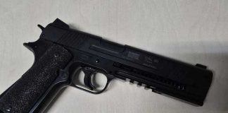 Nastolatek wracał z Niepołomic. Inny pasażer przyłożył mu broń do głowy