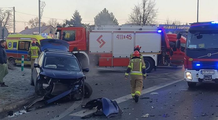 Poranny wypadek w Brzesku. Kierowca trafił do szpitala