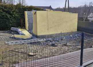 Poważny wypadek w Kobylu podczas prac wyburzeniowych. Dwie osoby ranne