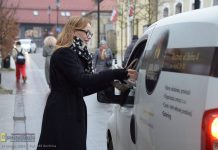 Bochnia. Burmistrz i zastępcy rozdawali walentynkowe lizaki i upominki – ZDJĘCIA