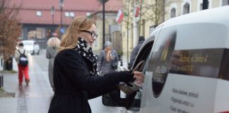 Bochnia. Burmistrz i zastępcy rozdawali walentynkowe lizaki i upominki – ZDJĘCIA