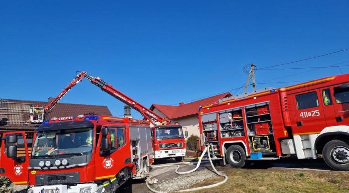 Pożar domu w Uszwi – siedem zastępów straży pożarnej w akcji
