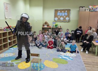 Bochnia. Dzielnicowi z wizytą u przedszkolaków i uczniów podstawówki