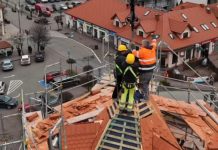 Niepołomice. Nowa kapsuła czasu zamontowana w iglicy na budynku magistratu