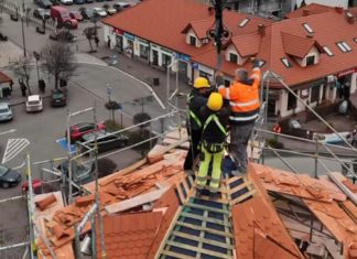 Niepołomice. Nowa kapsuła czasu zamontowana w iglicy na budynku magistratu