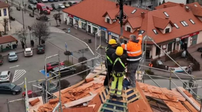 Niepołomice. Nowa kapsuła czasu zamontowana w iglicy na budynku magistratu