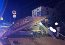 Samochód ściął wiatę przystankową w Uściu Solnym