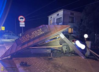 Samochód ściął wiatę przystankową w Uściu Solnym