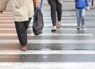 Apel o ostrożność na małopolskich drogach: alarmująca liczba wypadków z udziałem pieszych