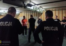 Policjanci z Brzeska uczyli ratowników medycznych samoobrony