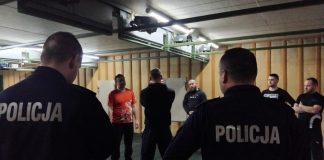 Policjanci z Brzeska uczyli ratowników medycznych samoobrony