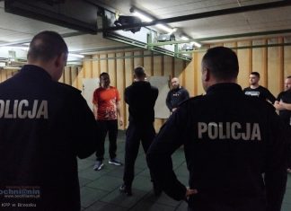Policjanci z Brzeska uczyli ratowników medycznych samoobrony
