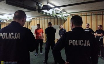 Policjanci z Brzeska uczyli ratowników medycznych samoobrony