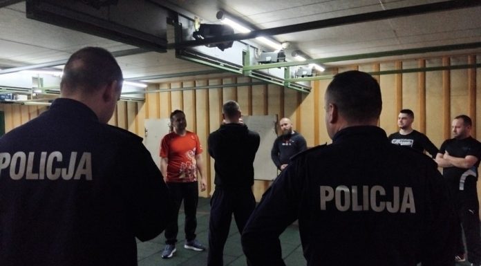 Policjanci z Brzeska uczyli ratowników medycznych samoobrony