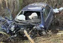 Trąbki: Wrak pojazdu w rzece przy DW 966