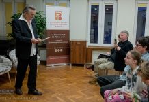 Biblioteka w Bochni. Otwarto wystawę „Trzy twarze – stronice książki” – ZDJĘCIA