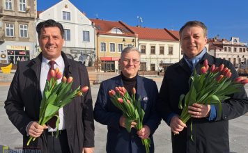 Bochnia. Kwiaty od radnych na Dzień Kobiet – WIDEO
