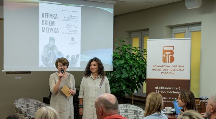 Biblioteka w Bochni. Spotkanie z Beatą Jaros „Afryka okiem medyka” – ZDJĘCIA