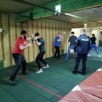 Policjanci z Brzeska szkolą ratowników medycznych z technik samoobrony