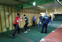 Policjanci z Brzeska szkolą ratowników medycznych z technik samoobrony