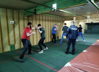 Policjanci z Brzeska szkolą ratowników medycznych z technik samoobrony
