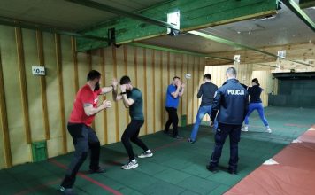 Policjanci z Brzeska szkolą ratowników medycznych z technik samoobrony