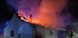 Pożar domu w Borku. Starsza kobieta straciła dach nad głową – ruszyła zrzutka na pomoc