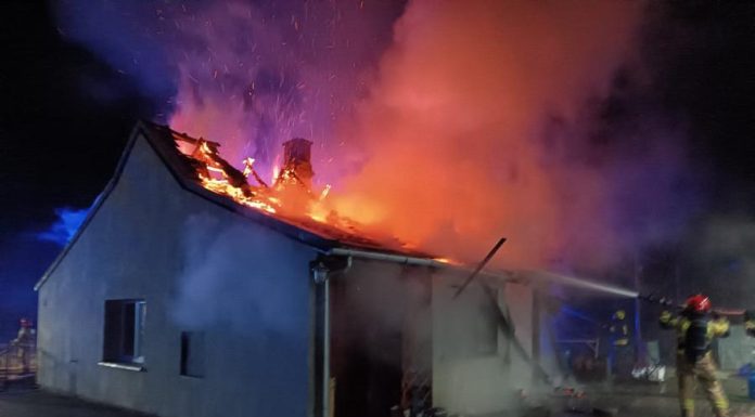 Pożar domu w Borku. Starsza kobieta straciła dach nad głową – ruszyła zrzutka na pomoc