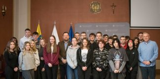 Uczniowie II LO w Bochni odwiedzili starostwo w ramach lekcji o samorządzie