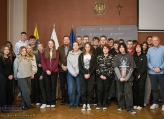 Uczniowie II LO w Bochni odwiedzili starostwo w ramach lekcji o samorządzie