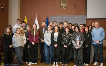 Uczniowie II LO w Bochni odwiedzili starostwo w ramach lekcji o samorządzie