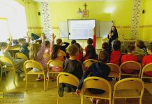 „Odkrywcy Lokalnych Skarbów” – uczennice I LO w Bochni uczyły najmłodszych o historii miasta