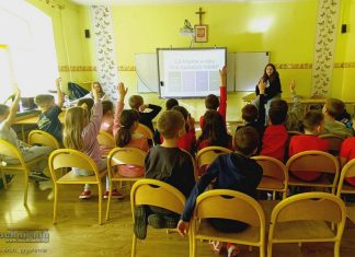 „Odkrywcy Lokalnych Skarbów” – uczennice I LO w Bochni uczyły najmłodszych o historii miasta