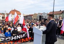 Sławomir Mentzen w Bochni: tłumy na Rynku, ostre przemówienie i krytyka elit – ZDJĘCIA, WIDEO