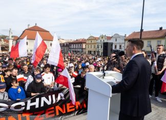 Sławomir Mentzen w Bochni: tłumy na Rynku, ostre przemówienie i krytyka elit – ZDJĘCIA, WIDEO