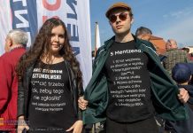 Kontrowersyjne koszulki na wiecu Sławomira Mentzena w Bochni
