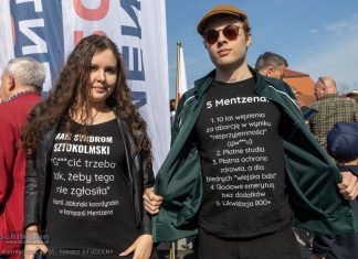Kontrowersyjne koszulki na wiecu Sławomira Mentzena w Bochni