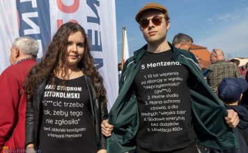 Kontrowersyjne koszulki na wiecu Sławomira Mentzena w Bochni