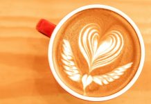 🔸 Szukasz sposobu na kreatywny branding na targach? Kawa z nadrukiem logo!