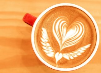 🔸 Szukasz sposobu na kreatywny branding na targach? Kawa z nadrukiem logo!