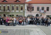 Czytelniczy flash mob na bocheńskim Rynku – ZDJĘCIA