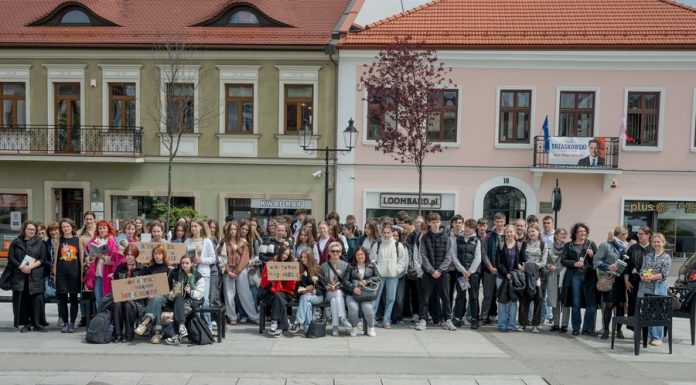Czytelniczy flash mob na bocheńskim Rynku – ZDJĘCIA