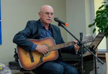 Biblioteka w Bochni. Zbigniew Pikuła i tomik „Z poezją na bakier” – ZDJĘCIA