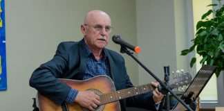 Biblioteka w Bochni. Zbigniew Pikuła i tomik „Z poezją na bakier” – ZDJĘCIA