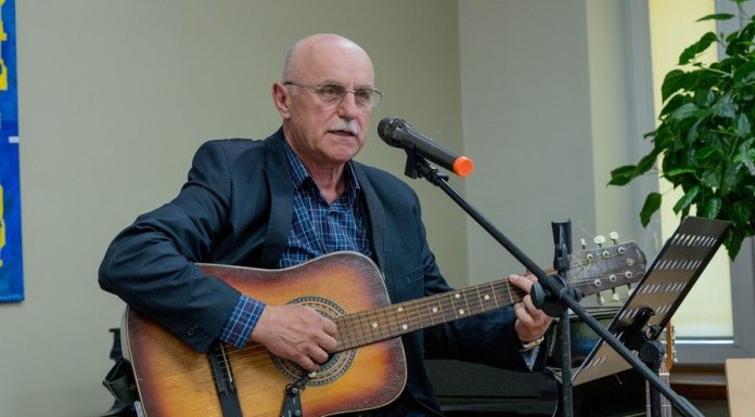 Biblioteka w Bochni. Zbigniew Pikuła i tomik „Z poezją na bakier” – ZDJĘCIA