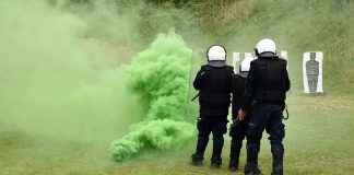 Szkolenie policjantów z czterech powiatów. Ćwiczyli w Bochni z użyciem broni gładkolufowej