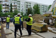 Bochnia. Wizytacja władz miasta na budowie budynku wielofunkcyjnego na os. Niepodległości