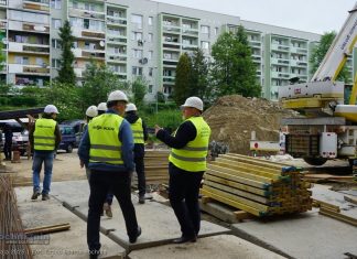 Bochnia. Wizytacja władz miasta na budowie budynku wielofunkcyjnego na os. Niepodległości