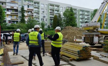 Bochnia. Wizytacja władz miasta na budowie budynku wielofunkcyjnego na os. Niepodległości
