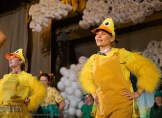 Bochnia. Rodzice przedszkolaków zagrali „Brzydkie Kaczątko” – wyjątkowy prezent z okazji Dnia Dziecka – ZDJĘCIA